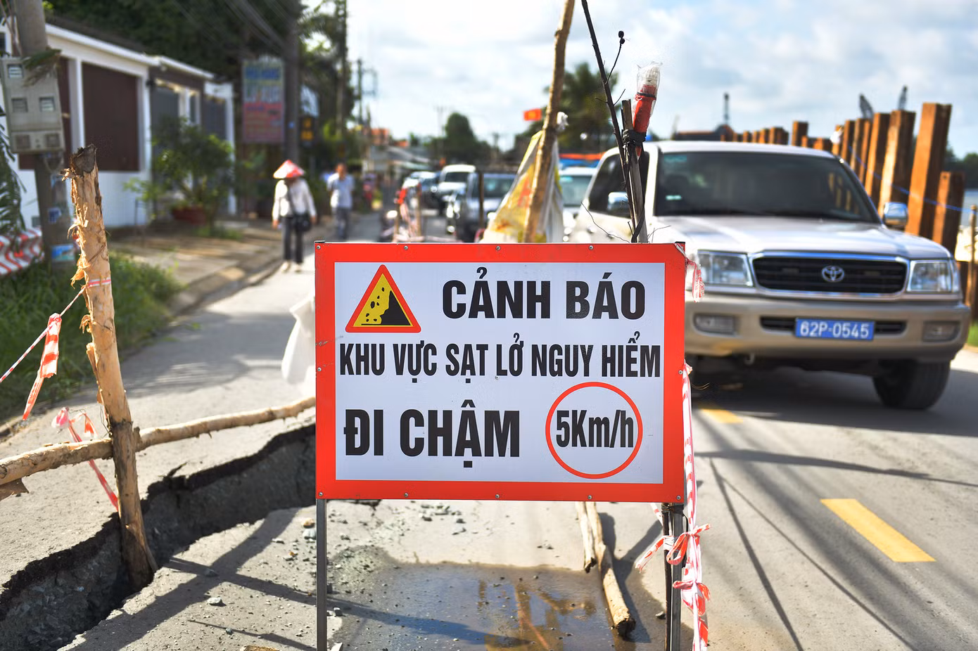 Thời gian qua, bờ sông Cần Giuộc cặp với đường tỉnh 826C trên địa bàn xã Phước Lại, huyện Cần Giuộc liên tục bị sạt lở gây sụp lún mặt đường, có nguy cơ ảnh hưởng đến các hộ dân cũng như lưu thông của người dân. Khu vực này được cắm biển báo nguy hiểm, hạn chế lưu thông và hiện nay chỉ có xe máy được lưu thông hạn chế qua khu vực này. Dù đang được tập trung xử lý nhưng tình trạng sạt lở tại khu vực này diễn ra phức tạp với chiều dài khoảng 225m, trong đó có 135m bị lún sâu
