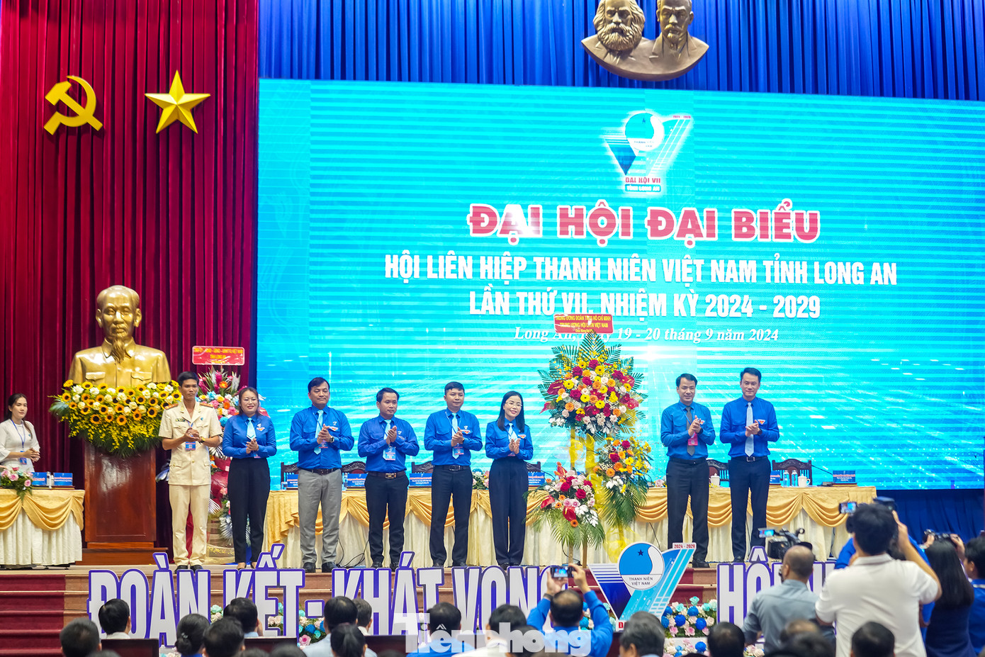 Anh Ngô Văn Cương (thứ 2 từ phải sang) - Bí thư Ban chấp hành Trung ương Đoàn, Chủ nhiệm Ủy ban Kiểm tra Trung ương Đoàn và anh Nguyễn Kim Quy (ngoài cùng bên phải) - Phó Chủ tịch thường trực Trung ương Hội LHTN Việt Nam tặng hoa chúc mừng đại hội.