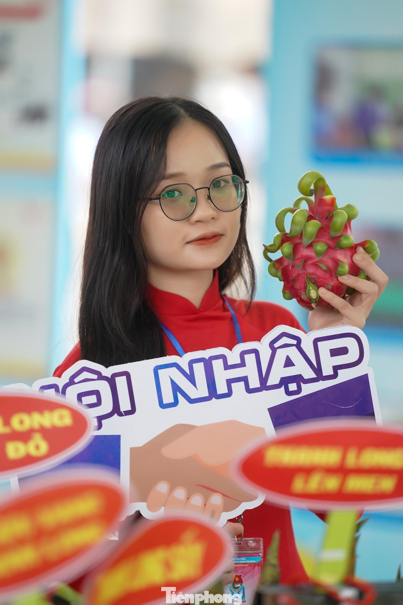 Tình nguyện viên Đoàn Thị Thanh Hà giới thiệu thanh long của huyện Châu Thành Tình nguyện viên Đoàn Thị Thanh Hà giới thiệu thanh long của huyện Châu Thành