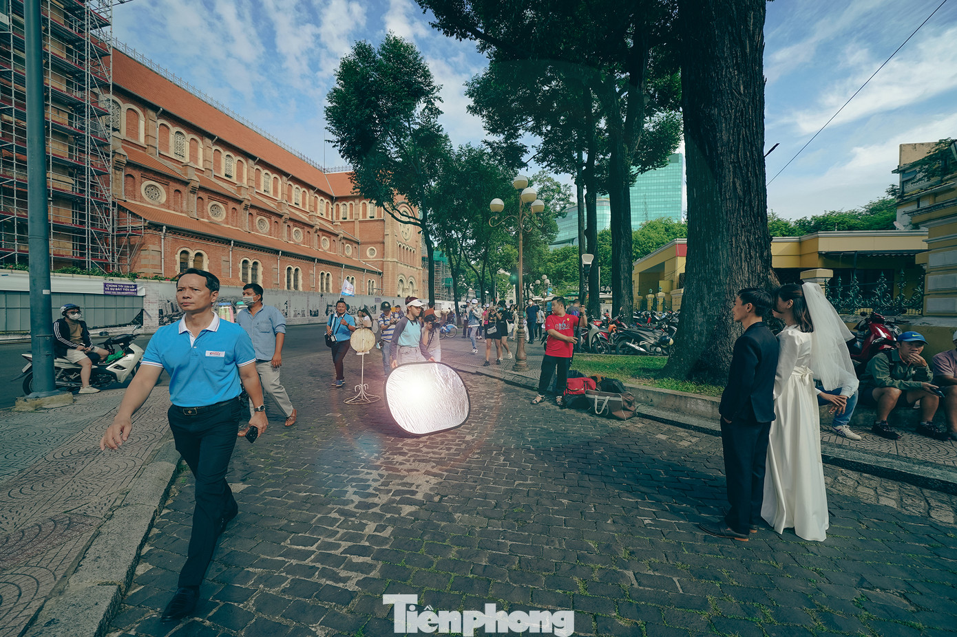 Những cặp đôi thường chọn khu vực trước Bưu điện TPHCM để lưu lại những bức ảnh cưới. Phía xa, một góc của nhà thờ Đức Bà.