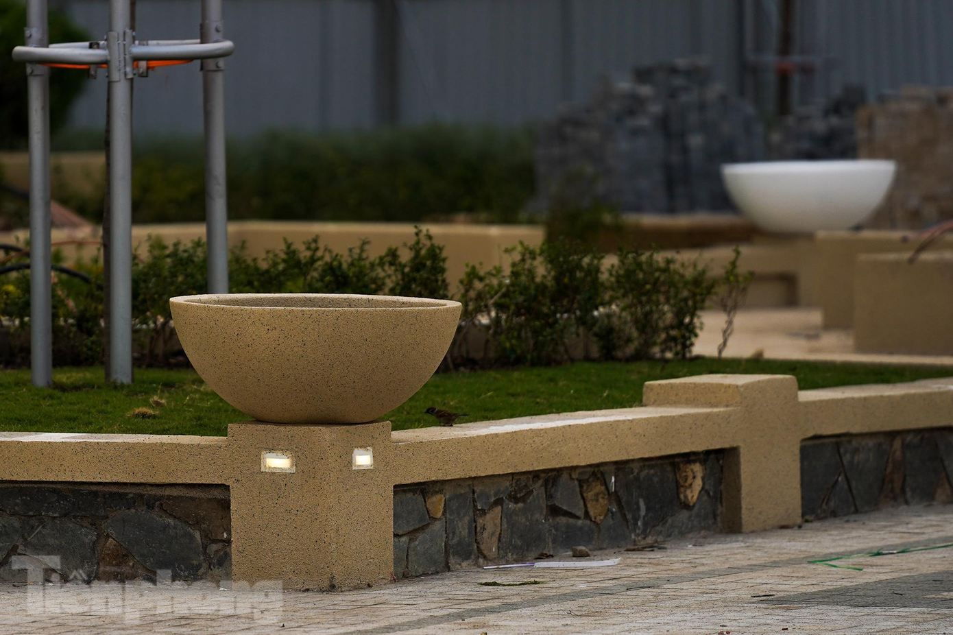 Các bồn hoa được bố trí thêm chậu hình bán cầu, bên dưới gắn đèn trang trí. Các bồn hoa được bố trí thêm chậu hình bán cầu, bên dưới gắn đèn trang trí.