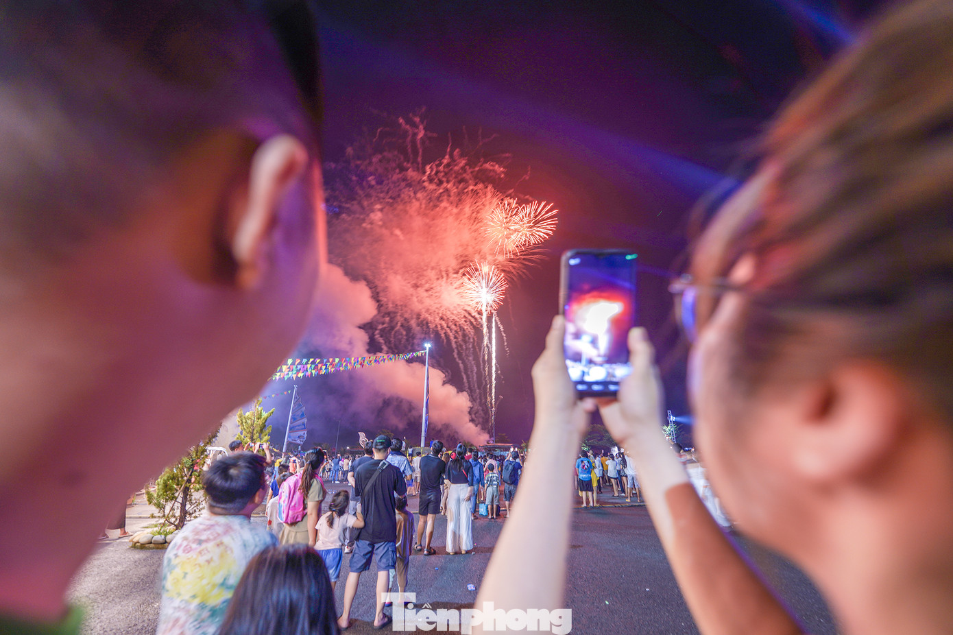 Đúng 21h, loạt pháo hoa điểm những phát bắn đầu tiên.