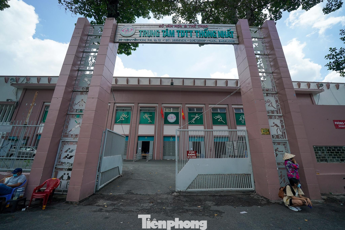 Sáng 17/9, sân vận động Thống Nhất mở bán vé trận Việt Nam-Singapore nhưng không có tình trạng xếp hàng dài hay chen lấn.Nguyên nhân được cho là do BTC bán vé cả trên hệ thống online. Sáng 17/9, sân vận động Thống Nhất mở bán vé trận Việt Nam-Singapore nhưng không có tình trạng xếp hàng dài hay chen lấn.Nguyên nhân được cho là do BTC bán vé cả trên hệ thống online.