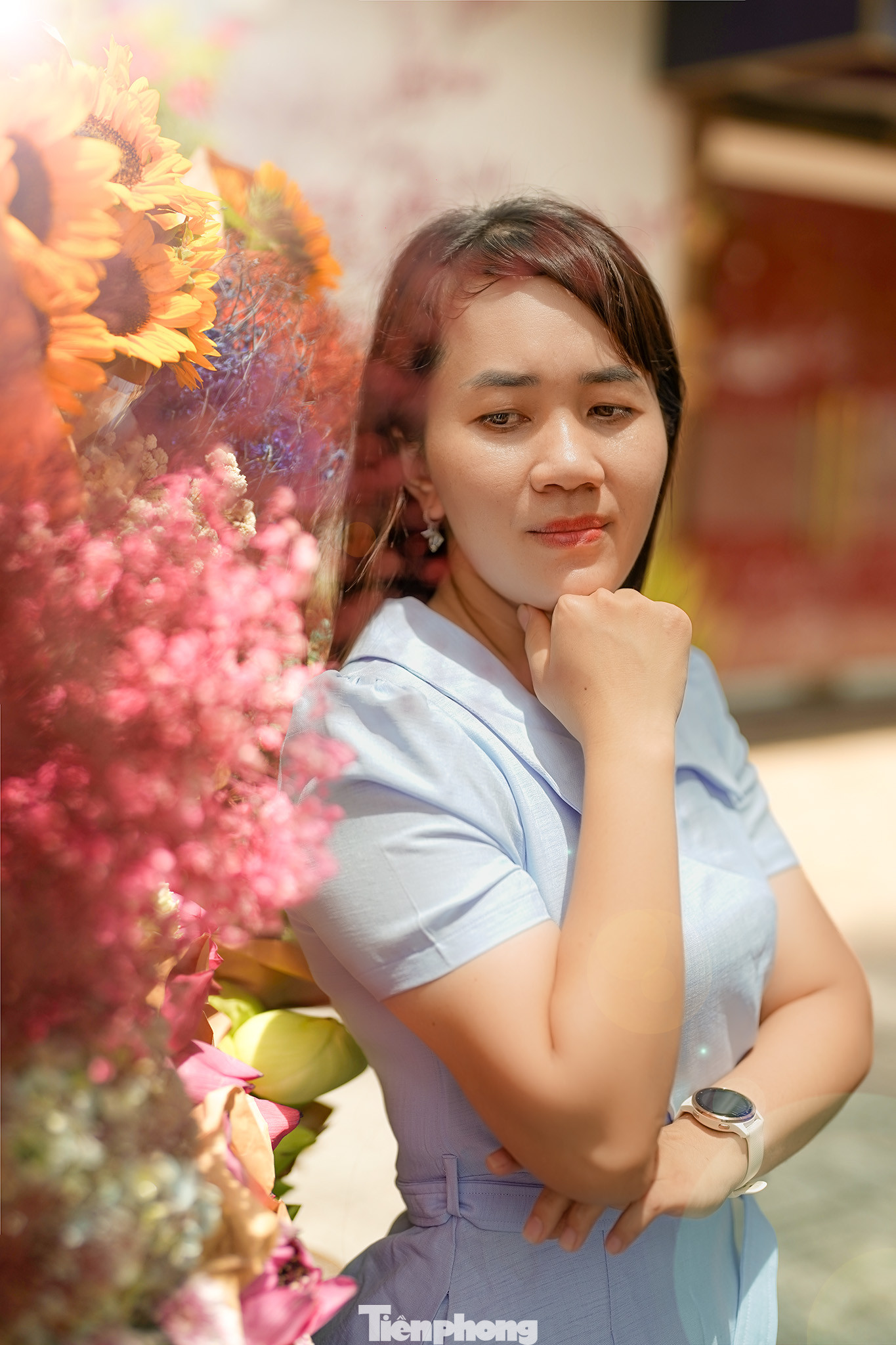 Chị Nguyễn Duy Thanh thì đã đi Hà Nội nhiều lần nhưng không đúng dịp mùa thu nên chị cũng mong muốn có được những bức bức ảnh đầy chất thu lãng mạn. &quot;Thú vị hơn là tôi được chụp ảnh mùa thu ngay chính trên quê mình, nơi cứ ngỡ sẽ khó có được những bức ảnh mang hơi thở của mùa thu&quot;, chị Thanh nói.