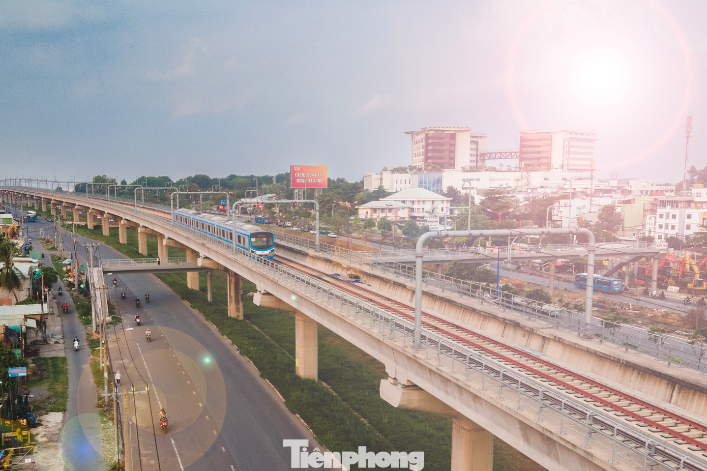 Ngày 26/4 vừa qua, Ban Quản lý Đường sắt đô thị TPHCM (MAUR) phối hợp Công ty Hitachi tổ chức buổi chạy thử nghiệm đoàn tàu metro tuyến số 1 (Bến Thành - Suối Tiên) từ ga Bến xe Suối Tiên đến ga An Phú.