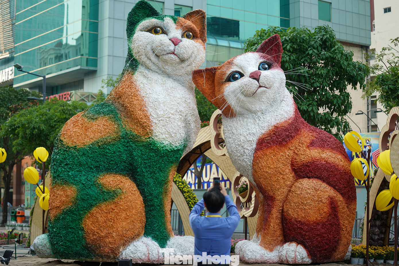 Theo Ban tổ chức, cũng như năm 2022, cổng chào đường hoa Tết 2023 không nằm ở vị trí trung tâm mà được dịch chuyển sang một bên để tạo không gian thoáng rộng hơn cho Lễ khai mạc và tối ưu hóa về mặt lưu thông trong những ngày đường hoa mở cửa phục vụ người dân thưởng ngoạn.