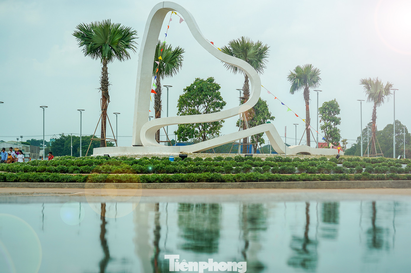 Một góc công viên lung linh trong nắng sớm.