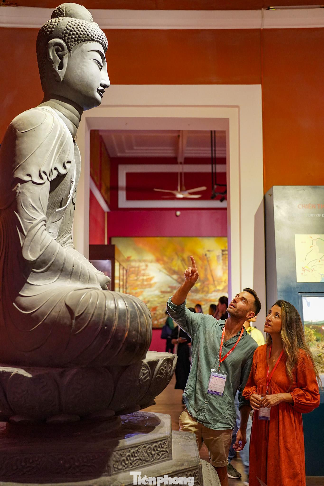 Những năm gần đây, Bảo tàng Lịch sử Thành phố tham gia nhiều cuộc trưng bày lớn ở nước ngoài: Áo, Bỉ, Pháp, Singapore, Đài Loan, Hàn Quốc, Mỹ… để quảng bá văn hóa Việt Nam ở các nơi khác trên thế giới. Những cuộc trưng bày này giúp tăng khả năng quảng bá di sản văn hóa Việt Nam trên khắp thế giới, đồng thời cho thế giới tiếp cận được các giá trị di sản văn hóa riêng biệt từ các nền văn minh đa dạng. Những nỗ lực trong hội nhập với văn hóa thế giới của Bảo tàng Lịch sử cũng không ngoài mục đích bảo tồn và phát huy bản sắc văn hóa dân tộc trước xu hướng toàn cầu hóa.