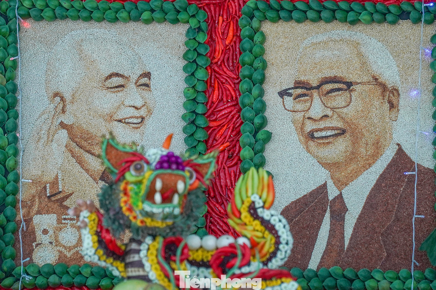 Chân dung truyền thần của cố Đại tướng Võ Nguyên Giáp và cố Thủ tướng Võ Văn Kiệt được thực hiện bằng các hạt gạo.