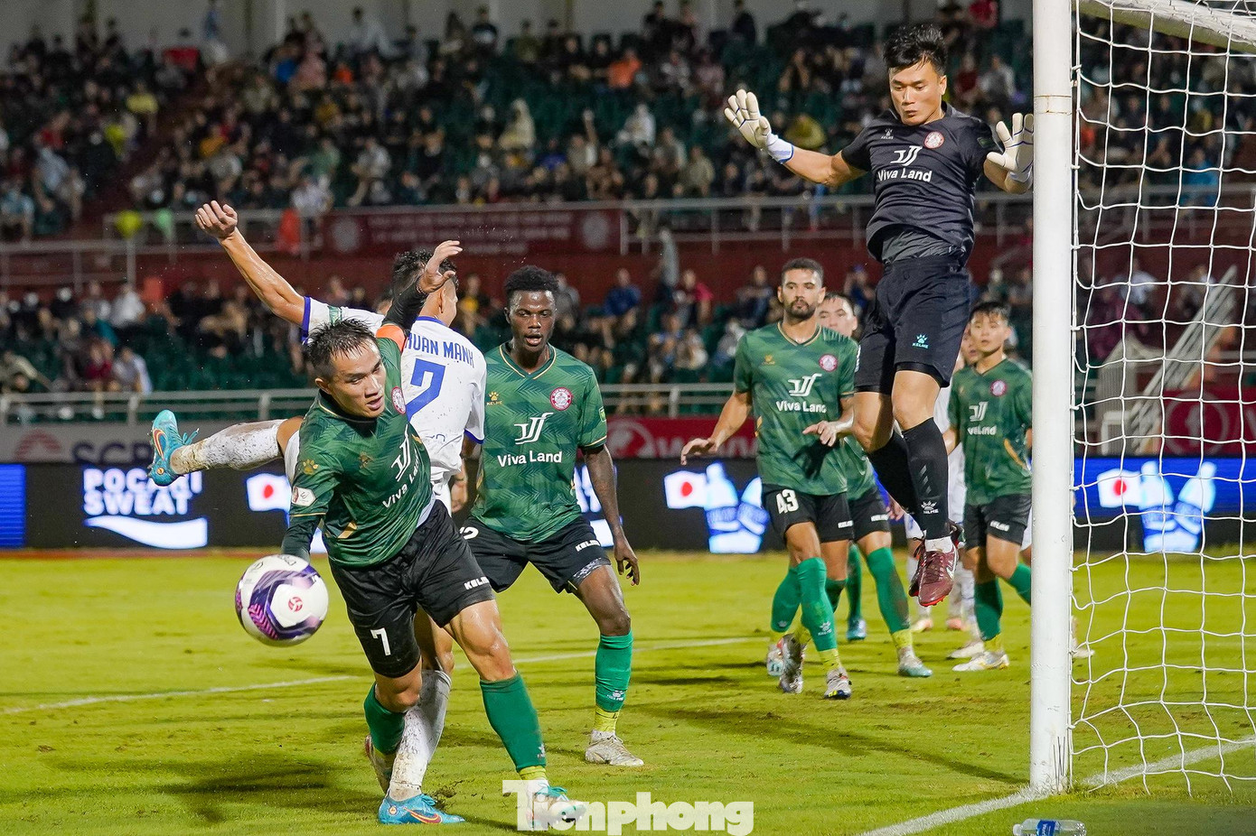 TPHCM cần phải có điểm, thậm chí là 3 điểm nếu không muốn bị bỏ lại đằng sau. Ông Vũ Tiến Thành đã cảm nhận được sự khắc nghiệt trong cuộc đua trụ hạng.