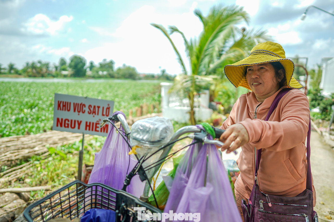 Cuộc sống nhà chị Thái Thị Lan, bán tạp hoá và vé số bị ảnh hưởng sau vụ sạt lở. &quot;Trước thì ngày kiếm được vài trăm ngàn, giờ thì tôi chỉ có thể kiếm vài chục ngàn từ tiệm tạp hoá, nhờ may mắn còn có thể bán thêm vé số. Giờ đi giao đồ ăn hay bia, nước ngọt phải đi vòng xa hơn. Rất mong chính quyền nhanh chóng làm lại con đường chắc chắn để người dân bớt khổ. Mấy hôm nay thấy công nhân tới khoan thăm dò, lấy mẫu đất tôi vui lắm, hy vọng sớm hoàn thiện lại con đường&quot;, chị Lan chia sẻ.