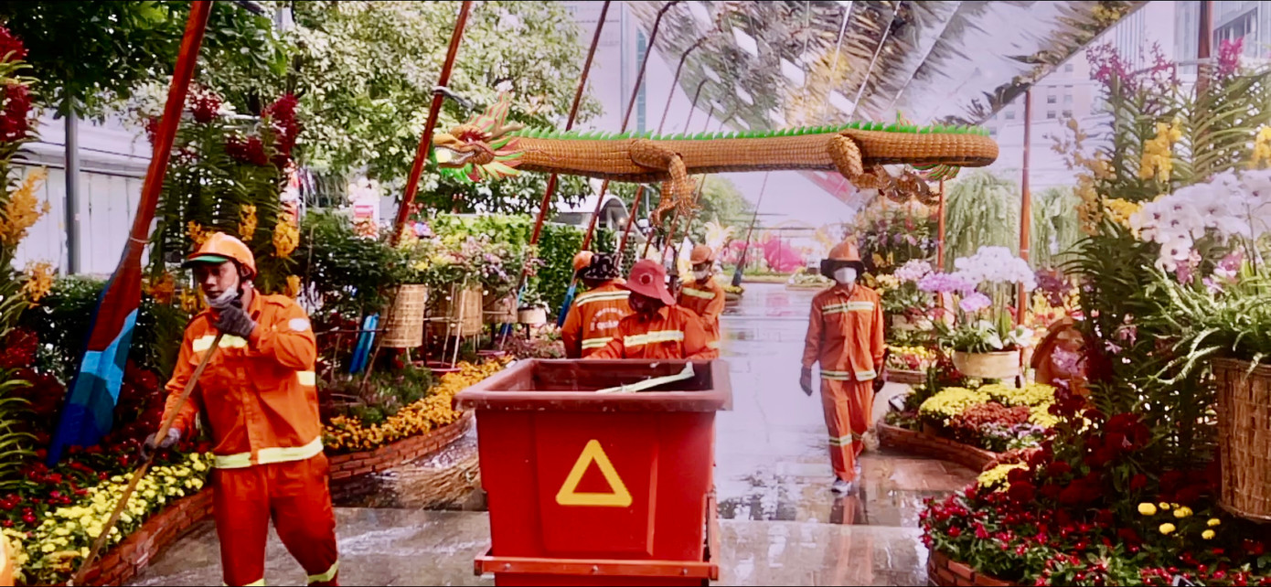 Theo đó, du khách có thể trải nghiệm tại bốn đại và tiểu cảnh trên Đường hoa là cổng chào &quot;Lưỡng Long Triều Liên&quot; rồng chuyển động, tiểu cảnh &quot;Trứng rồng&quot; nhóm múa rồng nhí, đại cảnh &quot;Thuyền Hoa Xuân&quot; thuyền di chuyển và cổng kết &quot;Nhất Đại Thăng Long&quot; rồng bay lượn.