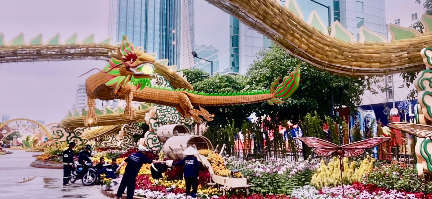 &quot;Công nghệ này ban đêm quay đẹp lắm, viên ngọc rồng ngậm ở miệng sẽ phát sáng&quot;, một công nhân nói.