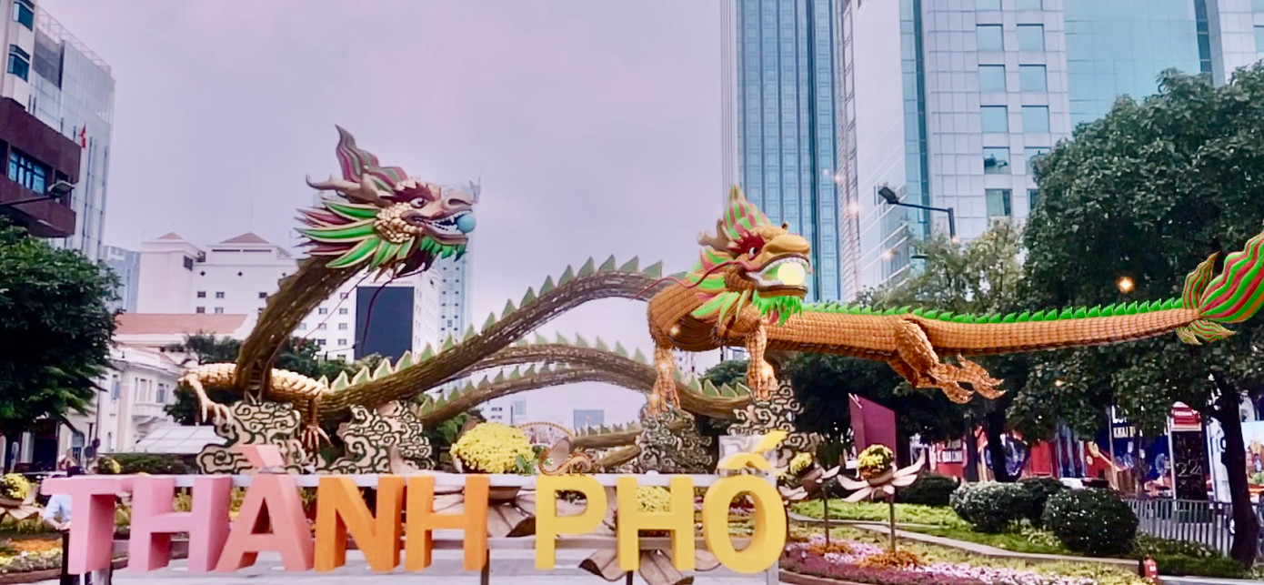 Tận thấy rồng bay lượn trên đường hoa Nguyễn Huệ ngày 28 Tết ảnh 2