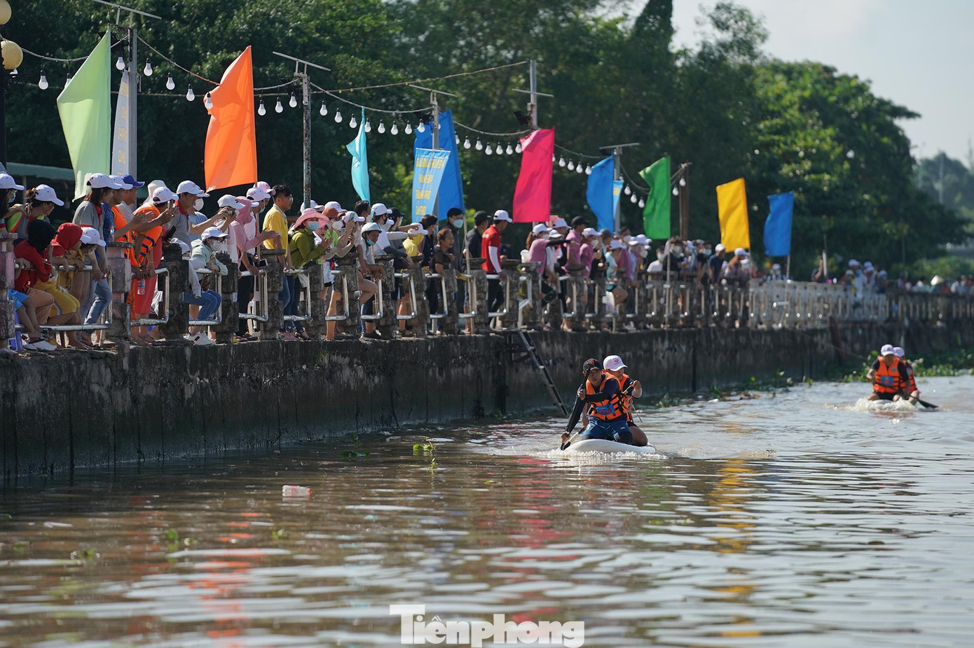 Từ sáng sớm, người dân đã tập trung khá đông hai bờ kè rạch Cái Khế để cổ vũ.