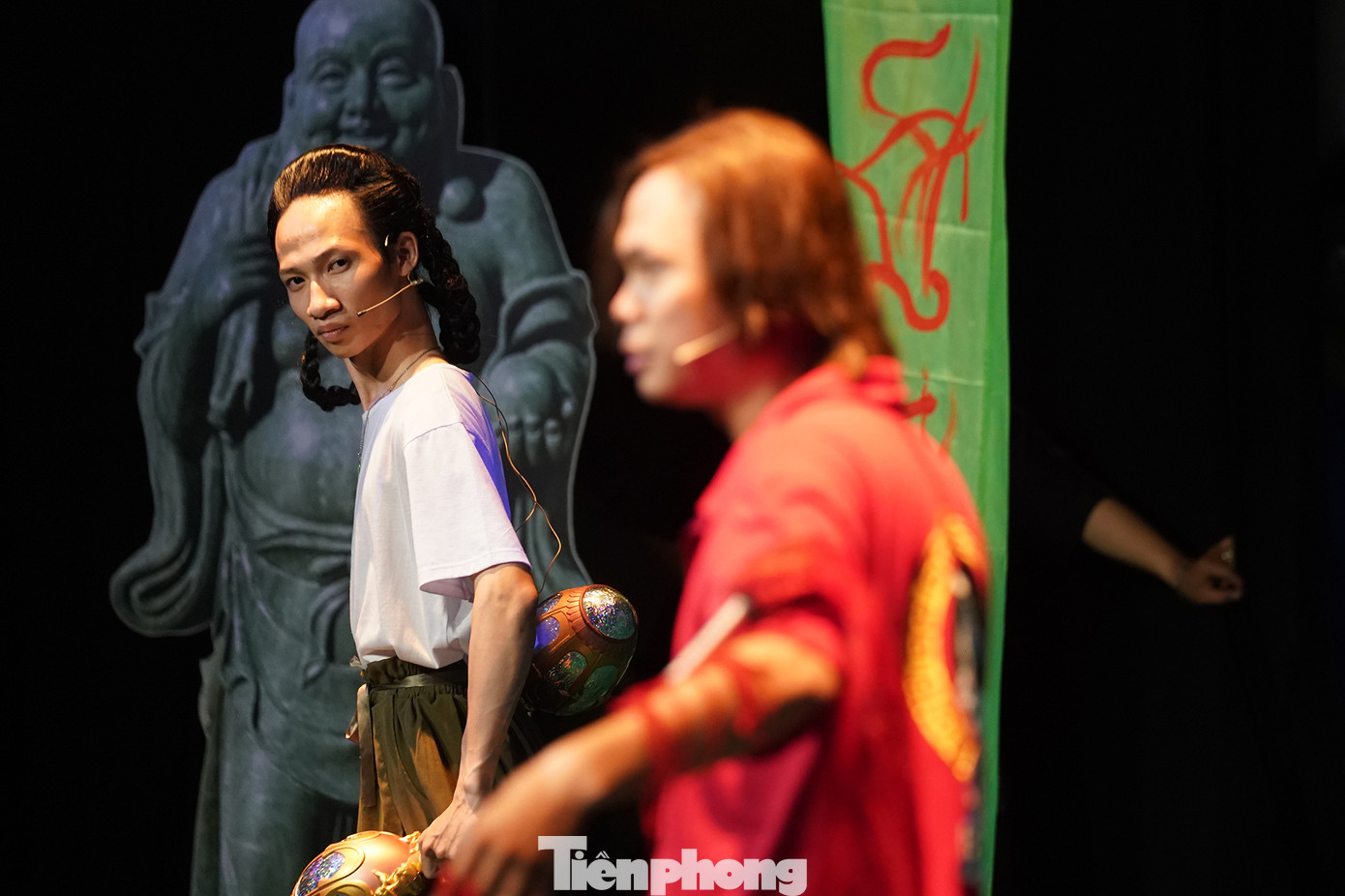 Chọn tạo hình đặc biệt, Hạ Nắng tự đặt ra cho mình một khuôn phép khi xuất hiện trước công chúng. Tuỳ vào tính chất, đối tượng, quy mô và nơi diễn ra sự kiện, Hạ Nắng sẽ điều chỉnh lối diễn cho phù hợp.