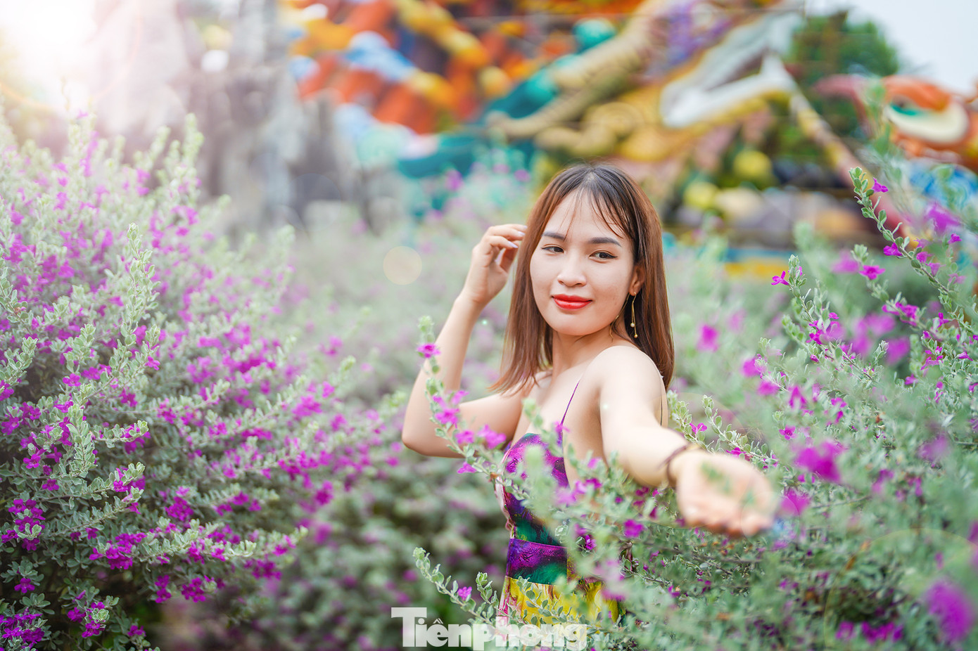 Vượt hàng chục cây số để đến vườn hoa này check in, bạn Duy Thọ (quận Bình Thạnh) cho biết: “Mấy hôm nay nghe kể nhiều về vườn hoa này nên hôm nay tôi và nhóm bạn đến đây chụp ảnh. Được chụp ảnh cùng loài hoa mà chỉ nghe tên thôi đã thấy thích, tôi rất vui vì bản thân rất hâm mộ bộ tiểu thuyết võ hiệp cùng tên của nhà văn Kim Dung”.