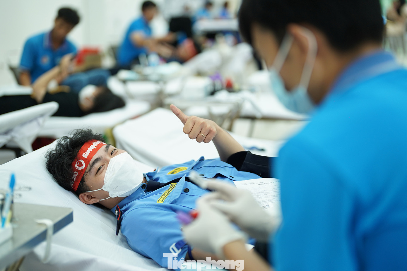 Bạn Nguyễn Văn Tiến, một sinh viên đang đi làm thêm dịch vụ bảo vệ hăng hái tham gia hiến máu lần đầu.
