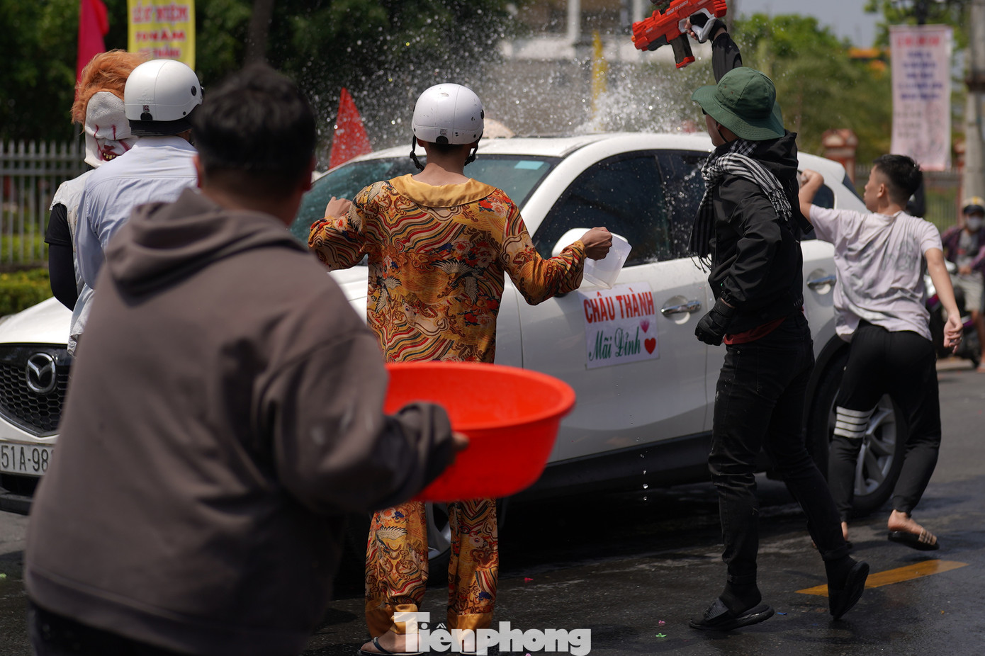 "Những ngày này dễ ướt mình lắm, mình phải chuẩn bị áo mưa mà chơi, mặc dù trời rất nóng" - một bạn trẻ nói.
