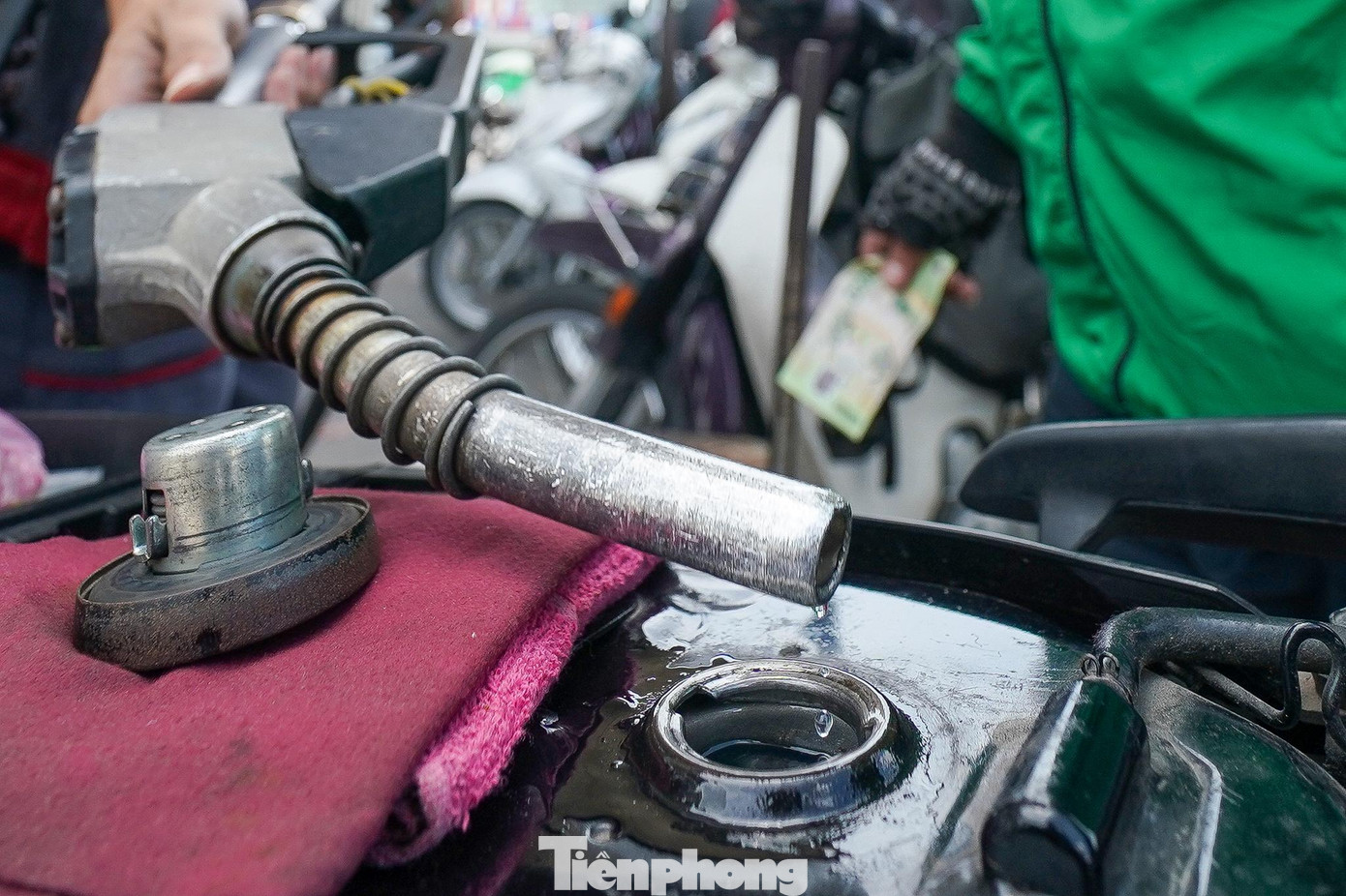 Người tài xế xe ôm kể trên cũng cho hay: "Hôm trước, tôi mất 3 tiếng đồng hồ để đổ 3 lần, mỗi lần 20.000 đồng". Người tài xế xe ôm kể trên cũng cho hay: "Hôm trước, tôi mất 3 tiếng đồng hồ để đổ 3 lần, mỗi lần 20.000 đồng".