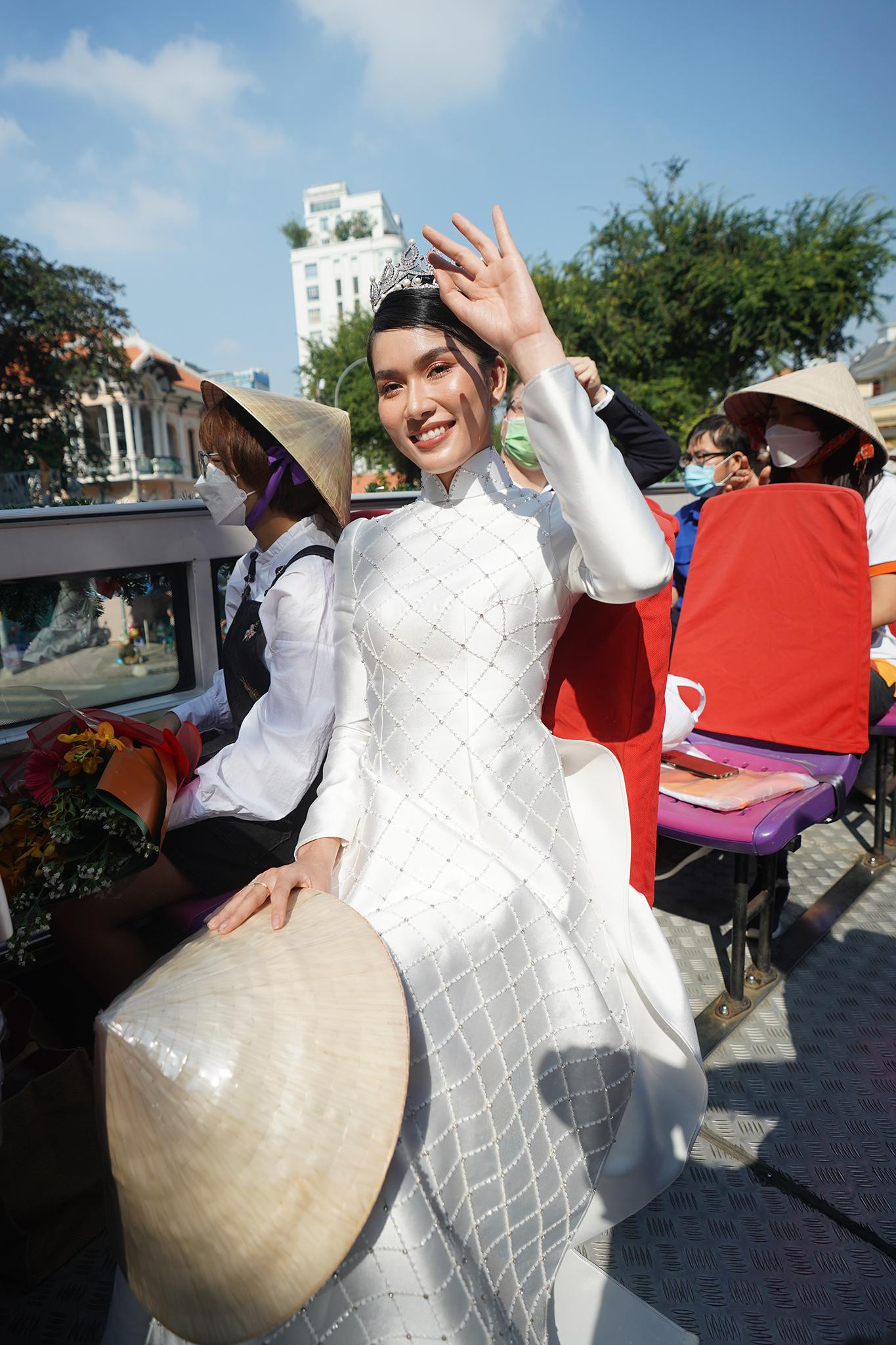 Phương Anh chia sẻ: “May mắn được đi nhiều nơi, cả Việt Nam lẫn quốc tế nhưng vẫn không nơi đâu đẹp bằng TPHCM. Mùa cuối năm này không gì thích bằng việc tản bộ trên những con đường, đi ăn cùng gia đình và bạn bè. Và mong rằng tất cả chúng ta sẽ có những khoảnh khắc thật đáng nhớ mùa cuối năm tại thành phố thân yêu”. Phương Anh chia sẻ: “May mắn được đi nhiều nơi, cả Việt Nam lẫn quốc tế nhưng vẫn không nơi đâu đẹp bằng TPHCM. Mùa cuối năm này không gì thích bằng việc tản bộ trên những con đường, đi ăn cùng gia đình và bạn bè. Và mong rằng tất cả chúng ta sẽ có những khoảnh khắc thật đáng nhớ mùa cuối năm tại thành phố thân yêu”.