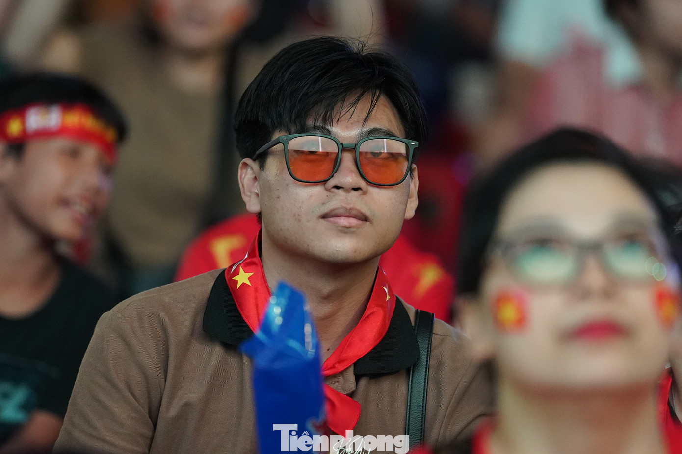 Một nam cổ động viên nổi bật với cặp kính đỏ trong ngày các cầu thủ nữ đá tưng bừng trên đất Campuchia.