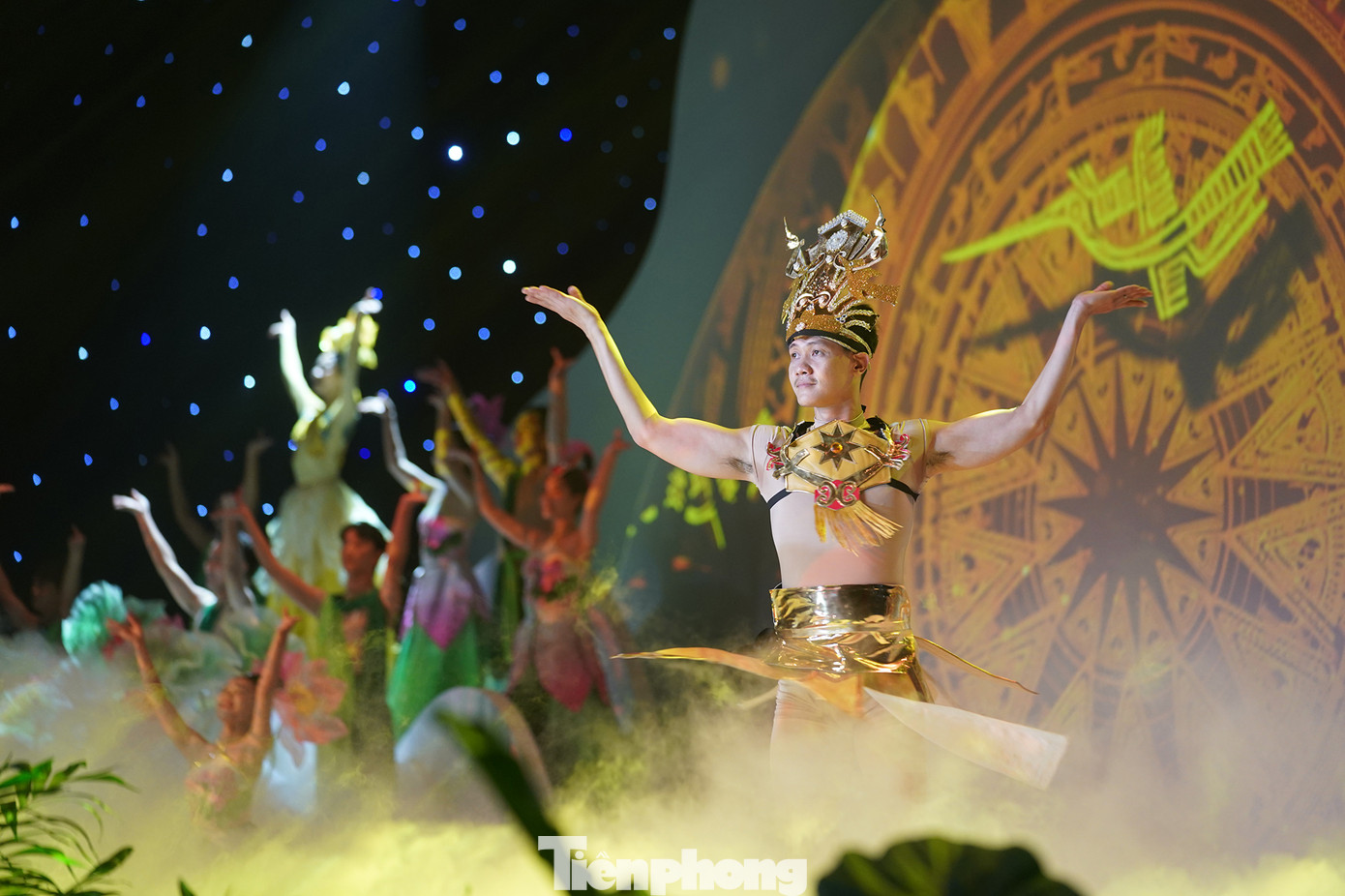 Chương trình ngập sắc màu thể hiện dòng chảy lịch sử Việt Nam hàng ngàn năm qua được viết nên bởi sự đồng lòng, đoàn kết, thương yêu và đùm bọc lẫn nhau của 54 dân tộc anh em trong những ngày bình yên cũng như mùa giông bão. Trong lao động, những nụ cười lạc quan và ấm áp đã tạo tác nên phẩm chất người Việt Nam chân chất và bao dung, thân thiện và hồn hậu. Trong đấu tranh, những giọt nước mắt lặng lẽ rơi đã định hình giá trị của những con người kiên trung, bất khuất nhưng luôn yêu chuộng hòa bình, hướng về tương lai, hợp tác và là bạn với tất cả quốc gia, dân tộc trên thế giới.