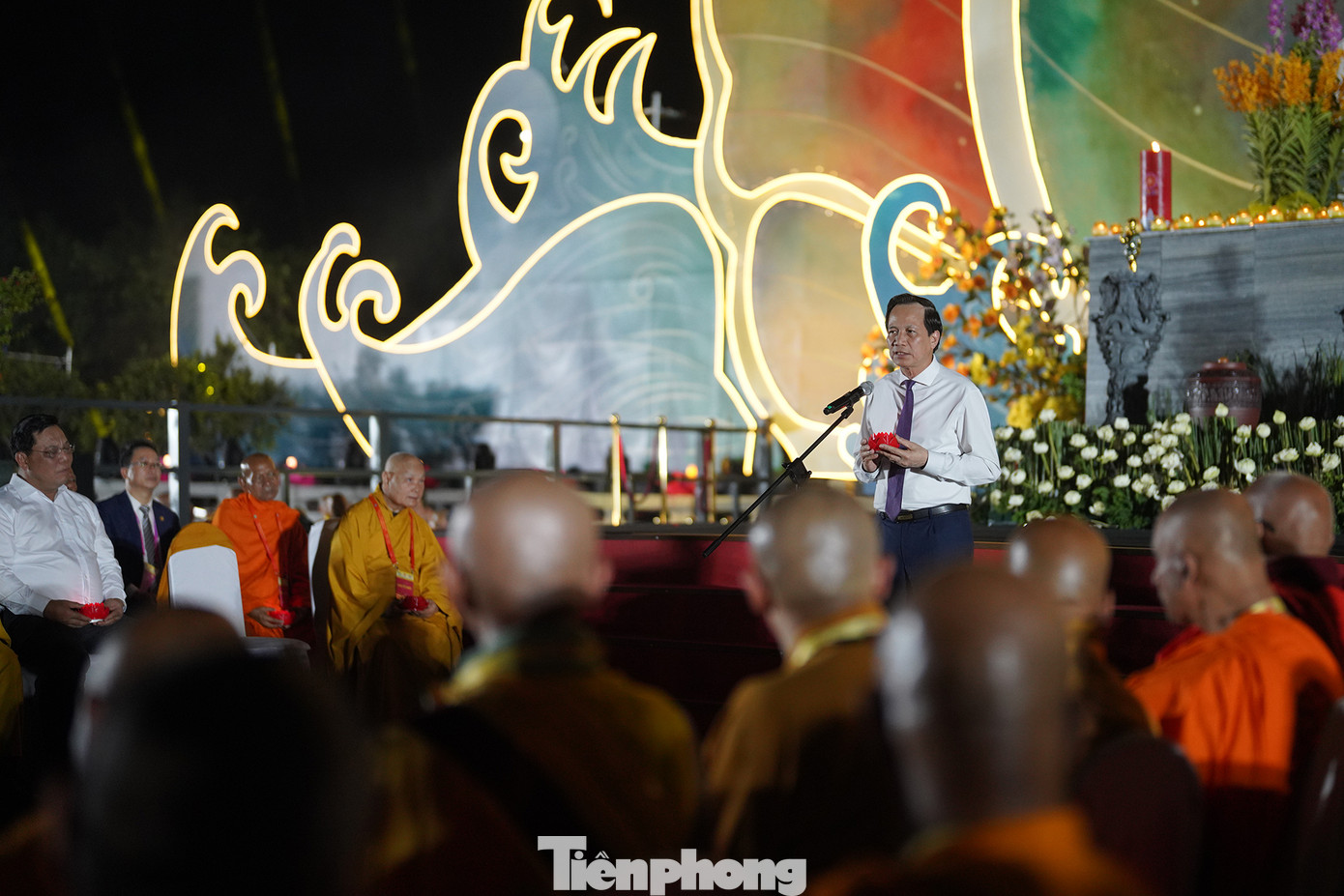 Phát biểu tại buổi lễ, ông Đào Ngọc Dung - Bộ trưởng Bộ Dân tộc và Tôn giáo - bày tỏ niềm xúc động và vinh dự khi được tham dự một nghi lễ thiêng liêng, thấm đẫm tinh thần từ bi và khát vọng hòa bình. Ông nhấn mạnh Đại lễ Vesak Liên Hợp Quốc lần thứ 20 tổ chức tại Việt Nam mang ý nghĩa đặc biệt, không chỉ với cộng đồng Phật giáo mà còn với toàn dân tộc.