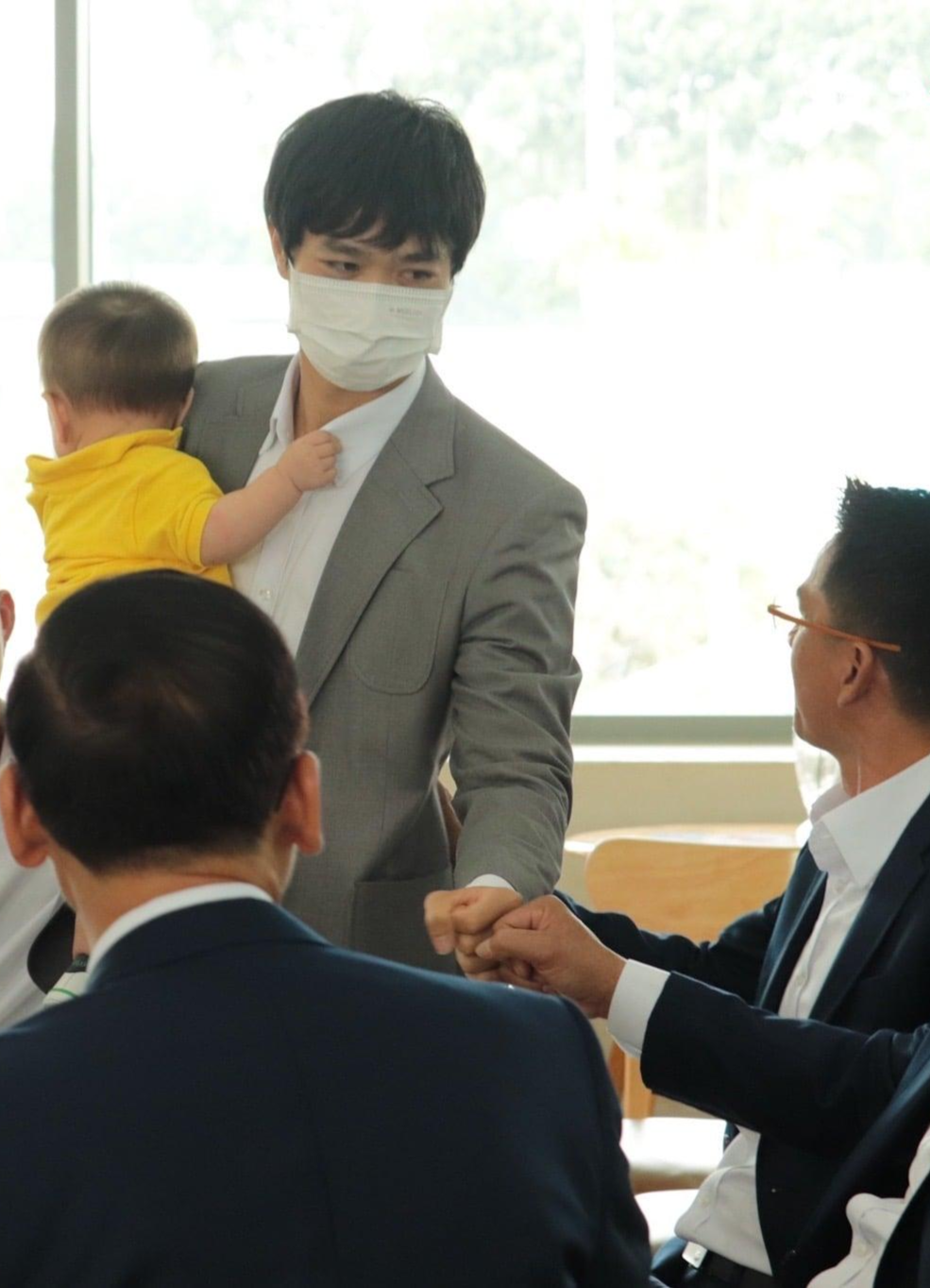 Tiền đạo Công Phượng bế con trai Mito cùng vợ Tô Ngọc Viên Minh đưa con về TPHCM. Sau khi kết hôn tháng 11/2020, cặp đôi xây nhà và ở lại phố núi để Công Phượng tiện tập luyện và thi đấu. Sắp tới, tiền đạo 27 tuổi cùng HAGL thi đấu khoảng nửa tháng ở TP HCM, nên quyết định đưa vợ con về nhà ngoại. Tiền đạo Công Phượng bế con trai Mito cùng vợ Tô Ngọc Viên Minh đưa con về TPHCM. Sau khi kết hôn tháng 11/2020, cặp đôi xây nhà và ở lại phố núi để Công Phượng tiện tập luyện và thi đấu. Sắp tới, tiền đạo 27 tuổi cùng HAGL thi đấu khoảng nửa tháng ở TP HCM, nên quyết định đưa vợ con về nhà ngoại.