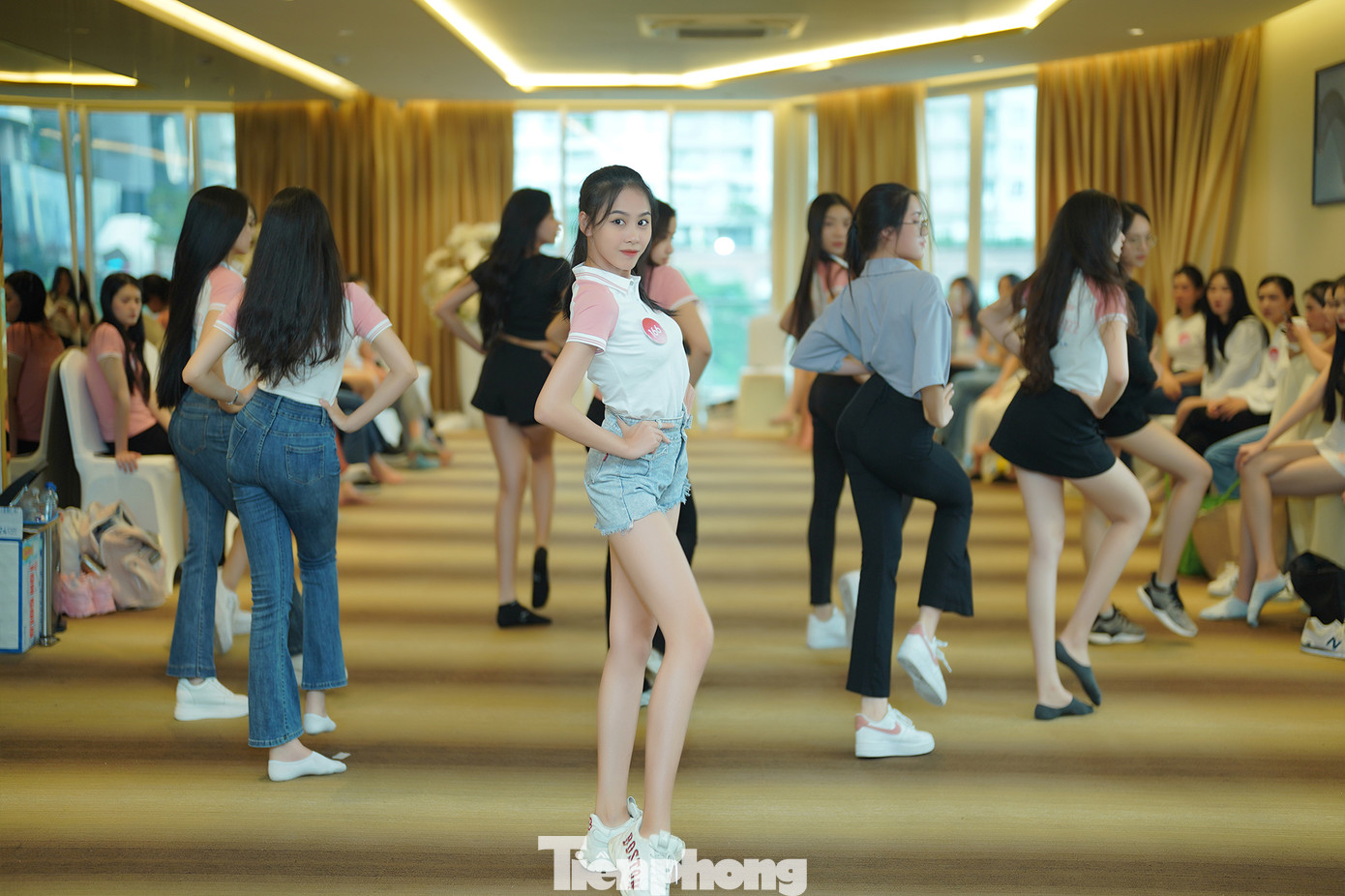 Vào đến vòng chung kết, Ngọc Hằng ngày càng hoàn thiện từ kỹ năng trình diễn đến biểu cảm khuôn mặt. Trong ảnh là buổi tập của á hậu sinh năm 2003 cùng 35 thí sinh, chuẩn bị cho đêm chung kết nhiều căng thẳng.