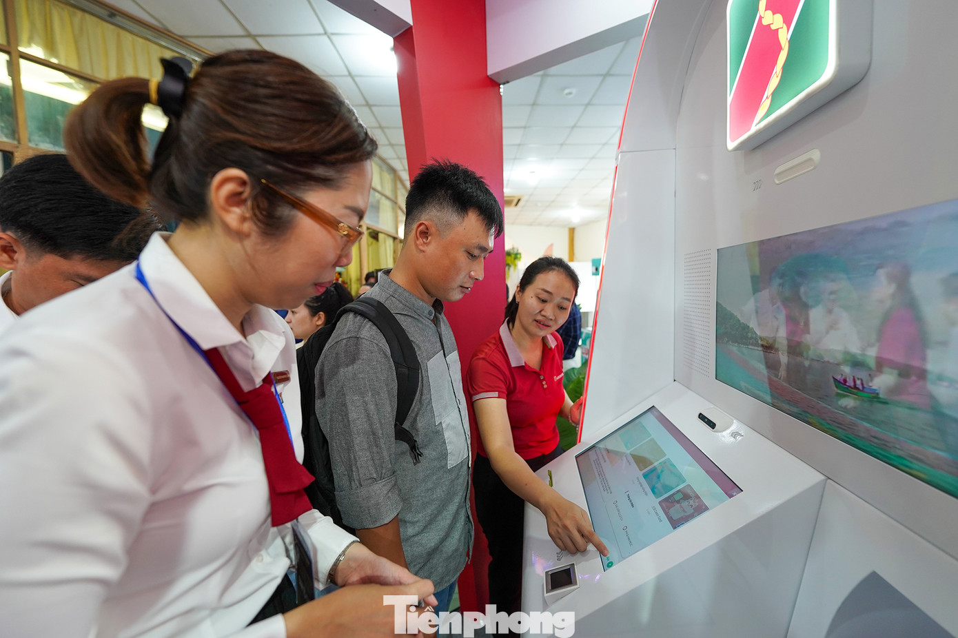 Nhân viên Agribank đang hỗ trợ mở thẻ tại mô hình ngân hàng số Agribank Digital cho anh Nguyễn Văn Hà (quê Nam Định, ngụ tại TP Tân An). Theo anh Hà, mô hình mở thẻ điện tử rất tiện ích, nhanh chóng, giúp người dân chủ động được thời gian mở thẻ và nhận thẻ.