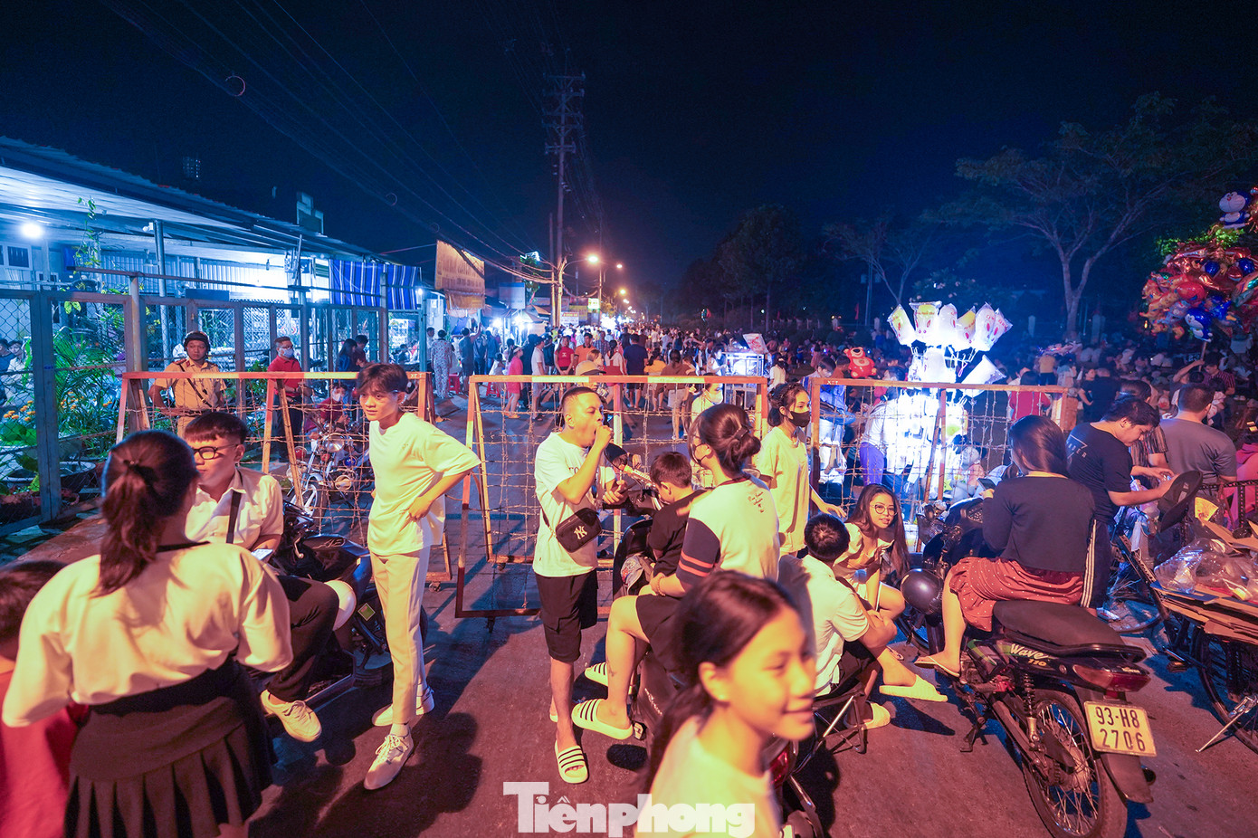 Trục đường Phan Văn Hớn hướng về huyện Đức Hoà (tỉnh Long An) đóng bằng rào chắn, không cho phương tiện qua lại. Một số người dân mệt mỏi khi phải chờ mấy tiếng đồng hồ.