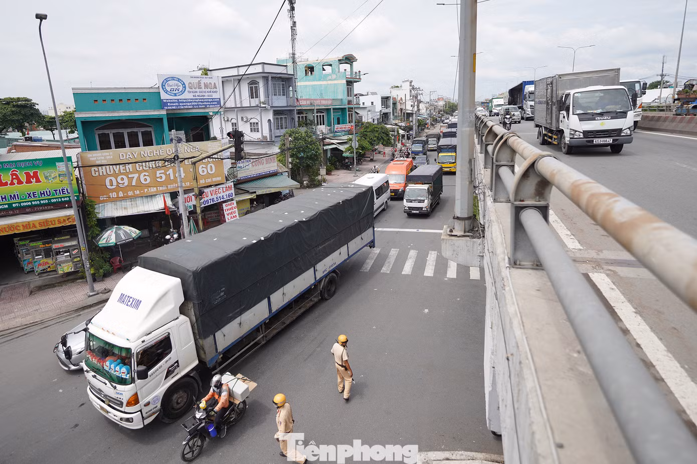 Cầu vượt nút giao 3 tầng An Sương (Quận 12) ghi nhận lượng phương tiện nối dài, lực lượng CSGT vất vả điều tiết dòng phương tiện. Cầu vượt nút giao 3 tầng An Sương (Quận 12) ghi nhận lượng phương tiện nối dài, lực lượng CSGT vất vả điều tiết dòng phương tiện.