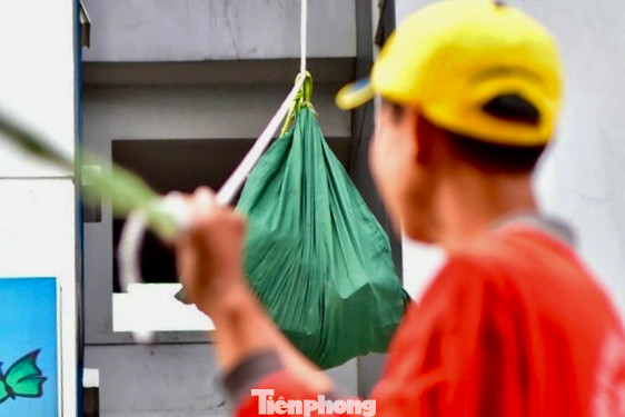 Nhiều ngày sau vụ cháy, cư dân vất vả di chuyển đồ đạc tìm nơi ở tạm. Nhiều ngày sau vụ cháy, cư dân vất vả di chuyển đồ đạc tìm nơi ở tạm.