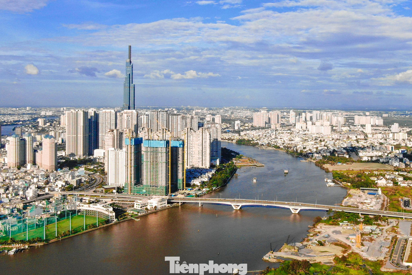 Cầu Thủ Thiêm nối hai bờ sông Sài Gòn, nối liền TP Thủ Đức và Quận Bình Thạnh. Cầu Thủ Thiêm dài 1.250 m, phần cầu chính gồm 5 nhịp với 6 làn xe. Phần cầu dẫn phía Bình Thạnh gồm 4 nhánh, mỗi nhánh 2 làn xe. Cầu dẫn phía TP Thủ Đức dài 160 m, rộng tương đương 6 làn xe. Nút giao phía quận Bình Thạnh gồm một hầm chui trực thông dài 460 m trên đường Nguyễn Hữu Cảnh rộng 4 làn xe. Đường dẫn phía TP Thủ Đức dài 280 m, mặt cắt ngang 47 m. Đường gom có tổng chiều dài 1.460 m, phía quận Bình Thạnh rộng 10,5 m, phía TP Thủ Đức rộng 9,5 m.