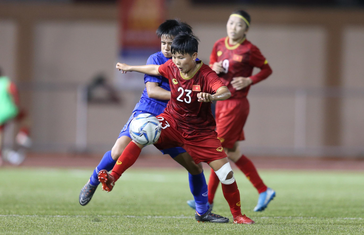 Bích Thuỳ nhỏ nhắn &quot;tả xung hữu đột&quot;. (Ảnh: Dũng Phương)