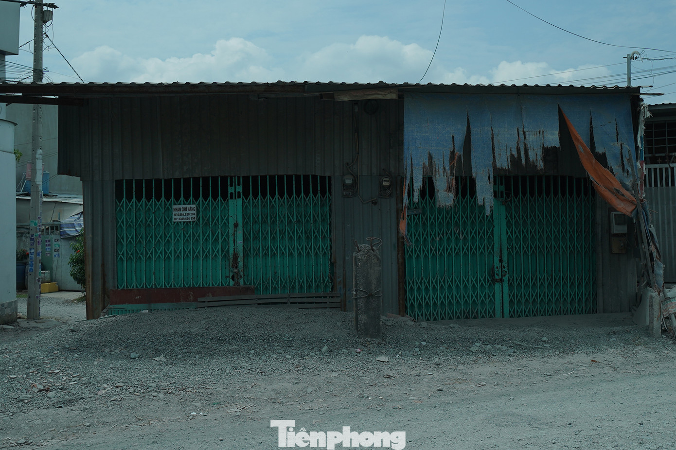 Mặt bằng không thể kinh doanh vì đường xuống cấp và luôn bụi mù.