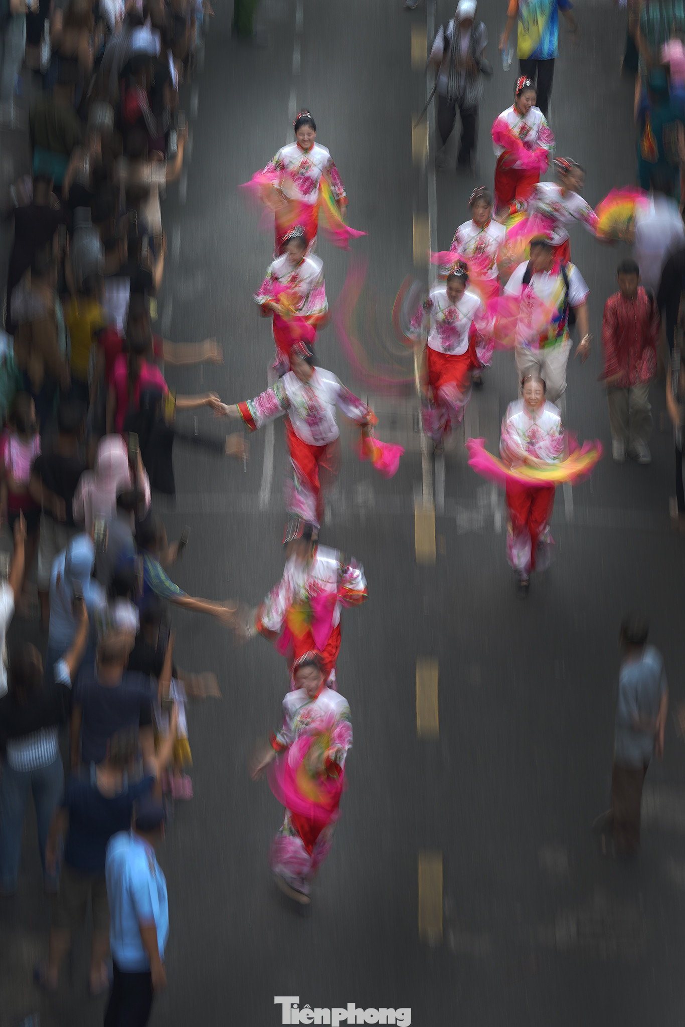 Một nhóm diễn viên múa thực hiện các động tác vũ đạo trên đường phố.