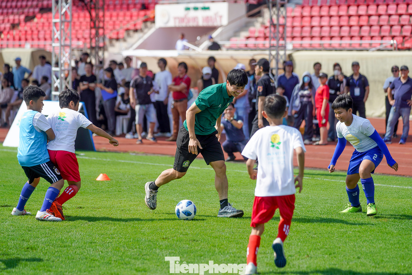 Theo nghiên cứu của BTC, do áp lực học tập, 50% trẻ em Việt Nam không dành đủ thời gian cho các hoạt động ngoài trời. Tuy nhiên, 75% phụ huynh nhận thấy hoạt động thể chất ngoài trời giúp tăng cường hệ thần kinh tự chủ, yếu tố thiết yếu cho sự phát triển toàn diện của trẻ.