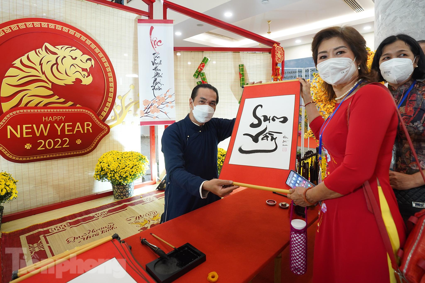 Bà Trần Thị Thanh Nhàn (Việt kiều Đức, ngụ quận 4) sau khi xin ông Đồ chữ &quot;sum vầy&quot; chia sẻ: “Tôi rất xúc động trước hình ảnh lãnh đạo Đảng và Nhà nước đi vào tâm dịch thăm hỏi, tặng quà, động viên người dân vững tin vượt qua giai đoạn khó khăn. Hình ảnh đó không bao giờ tôi quên được, nó cho tôi thêm động lực và niềm tin. Xuân Nhâm Dần 2022, tôi mong dịch COVID-19 sẽ lắng đi và tất cả chúng ta cùng đoàn kết, nắm tay nhau đi lên”.