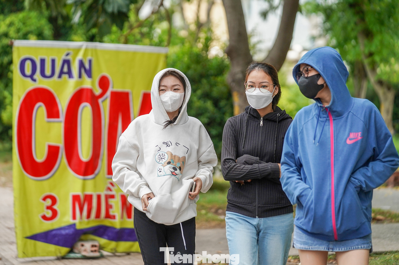Nhóm nhân viên đi ăn trưa trên đường Nguyễn Hữu Tiến (quận Tân Bình) phải trùm kín để chống lại cái nóng giữa trưa.