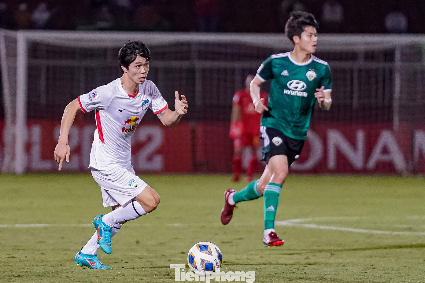 Phút thứ 36, Văn Toàn vượt qua hậu vệ Jeonbuk ở cánh phải trước khi chuyền vào trung lộ cho tiền đạo Công Phượng. Đáng tiếc, Công Phượng đẩy bóng hơi dài nhưng vẫn kịp chuyền cho Baiano, tiền đạo này không dứt điểm mà dẫn bóng sang cánh trái rồi bị cản phá. Phút thứ 36, Văn Toàn vượt qua hậu vệ Jeonbuk ở cánh phải trước khi chuyền vào trung lộ cho tiền đạo Công Phượng. Đáng tiếc, Công Phượng đẩy bóng hơi dài nhưng vẫn kịp chuyền cho Baiano, tiền đạo này không dứt điểm mà dẫn bóng sang cánh trái rồi bị cản phá.