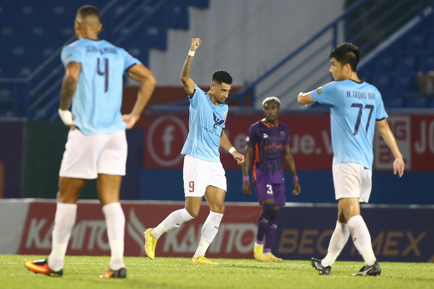 Sau nhiều cơ hội bị bỏ lỡ, đội khách có bàn rút ngắn tỷ số xuống 1-2 ở phút 39. Chỉ 6 phút sau bàn thua, đội chủ nhà Bình Dương đã đánh mất hoàn toàn lợi thế dẫn bàn. Phút 45, từ quả đá phạt của Đinh Thanh Trung, Janclesio tận dụng chiều cao vượt trội để đánh đầu gỡ hoà 2-2.