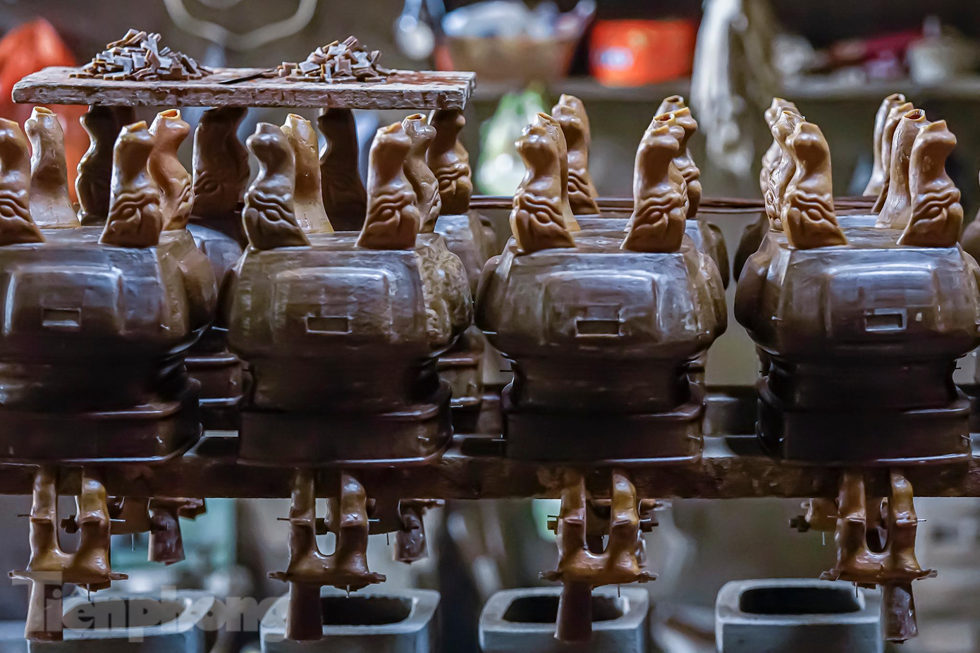 Để làm ra được một sản phẩm lư đồng hoàn chỉnh theo cách thủ công cần phải trải qua một quá trình công phu, từ làm khuôn ruột, đúc khuôn sáp, đổ đồng, mài giũa, chạm khắc hoa văn, sau đó đánh bóng rồi thành phẩm. Để làm ra được một sản phẩm lư đồng hoàn chỉnh theo cách thủ công cần phải trải qua một quá trình công phu, từ làm khuôn ruột, đúc khuôn sáp, đổ đồng, mài giũa, chạm khắc hoa văn, sau đó đánh bóng rồi thành phẩm.