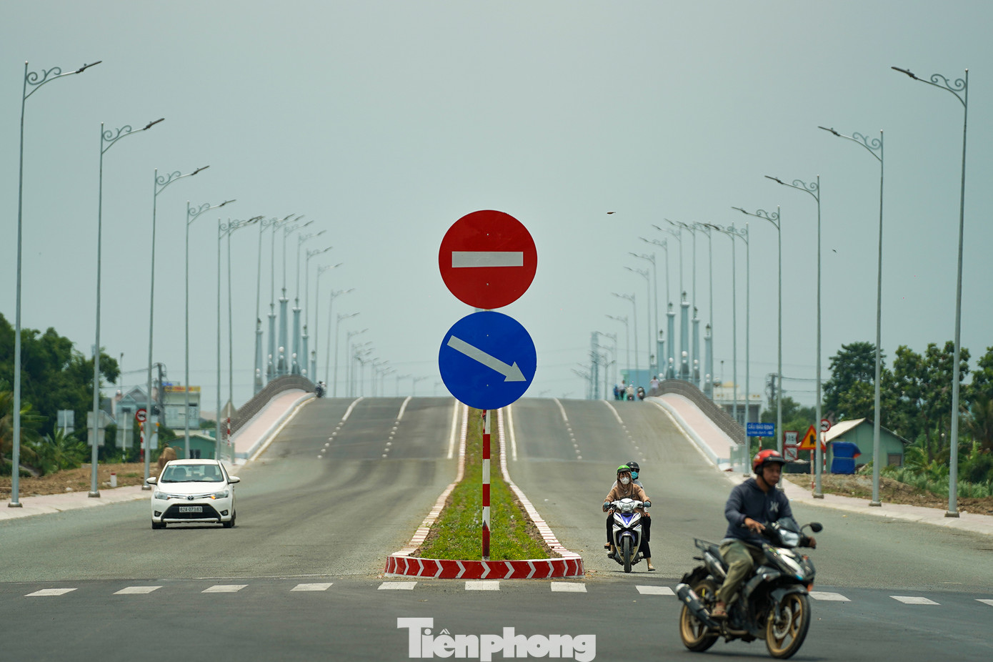 &quot;Tuyến đường còn mới, chưa thông tuyến nên nhiều người dân cũng chủ quan trong việc di chuyển, gây mất an toàn giao thông. Nếu người dân không nâng cao ý thức, di chuyển thiếu quan sát rất dễ gây ra tai nạn&quot;, một người bán nước mía gần cầu Bảo Định phản ánh.