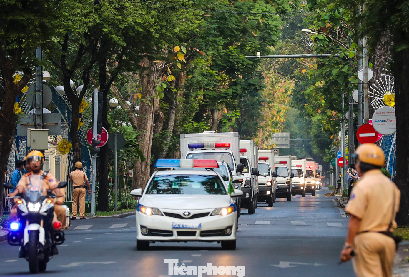 Lực lượng dẫn đoàn di chuyển trên đường Nam Kỳ Khởi Nghĩa, rẽ vào TAND TPHCM. (Ảnh: Duy Anh)