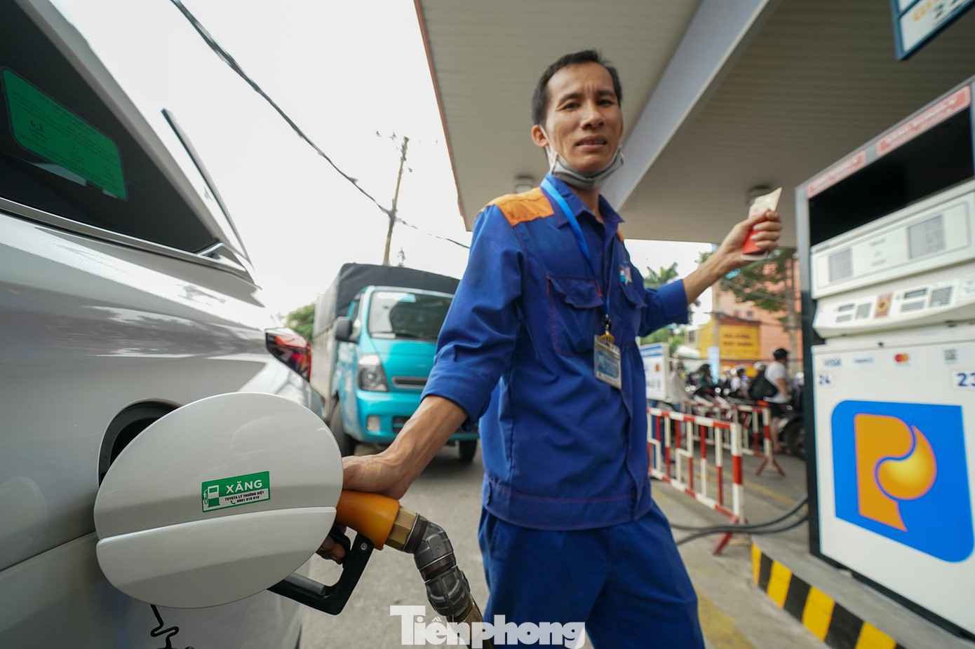 Bộ Tài chính đề nghị Bộ Công Thương nghiên cứu phương án giảm mức trích lập và kết hợp sử dụng Quỹ Bình ổn giá xăng dầu (nếu cần thiết) theo quy định, để việc điều chỉnh premium trong nước và chi phí đưa xăng dầu từ nhà máy lọc dầu đến cảng không tác động đến giá cơ sở xăng dầu trong kỳ điều hành.