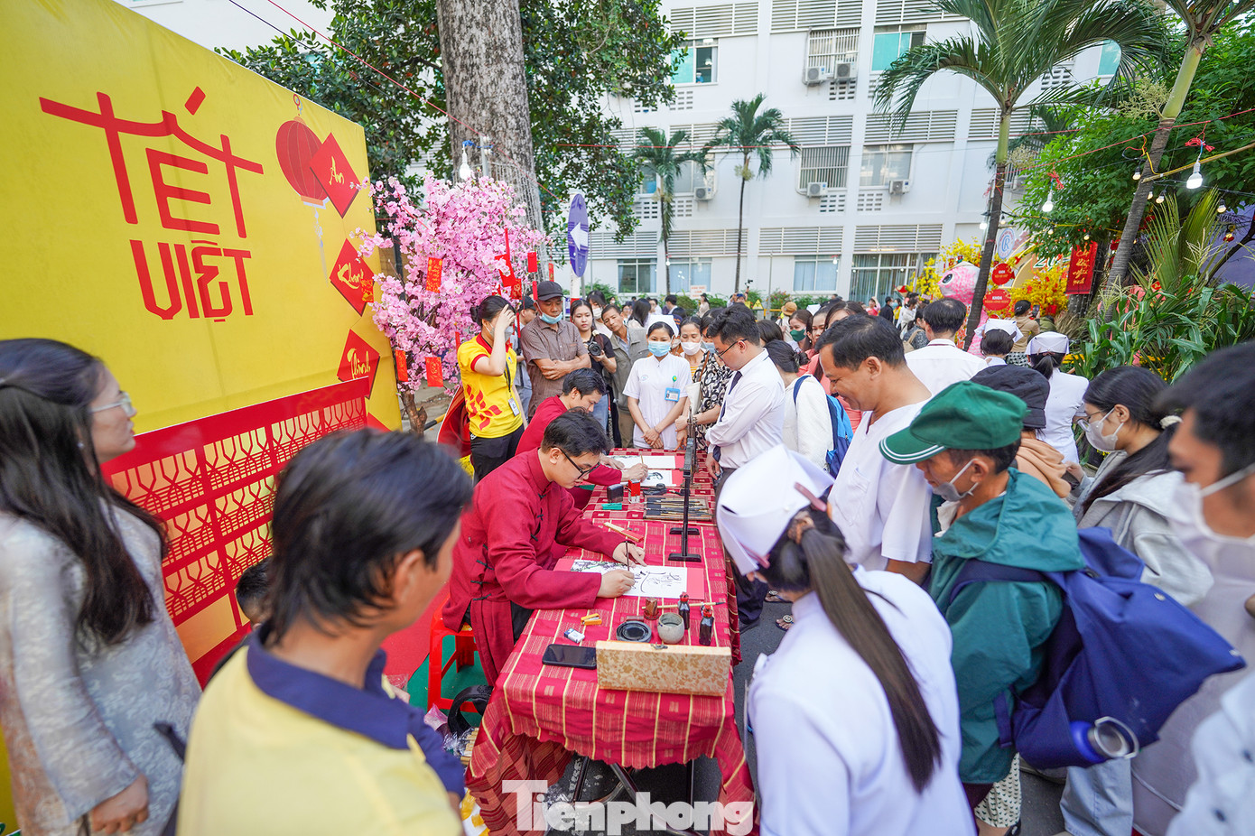 Trong không khí hân hoan chuẩn bị đón Tết cổ truyền, toàn thể cán bộ, nhân viên Bệnh viện Chợ Rẫy đang tích cực hoàn thiện đường hoa xuân như một món quà ý nghĩa, mang đến niềm vui và sự ấm áp cho các bệnh nhân cùng người thân trong những ngày Tết Ất Tỵ.