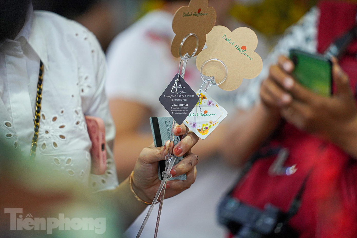 Với những chậu hoa có giá cao, khách hàng chọn mua phải lấy ngay cây niêm yết giá như một kiểu "đặt cọc".