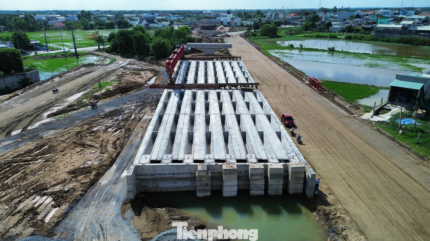 Cầu vượt Tân Bửu đã hoàn thành toàn bộ phần thi công cọc khoan nhồi, lao lắp dầm super T được 2/35 nhịp.
